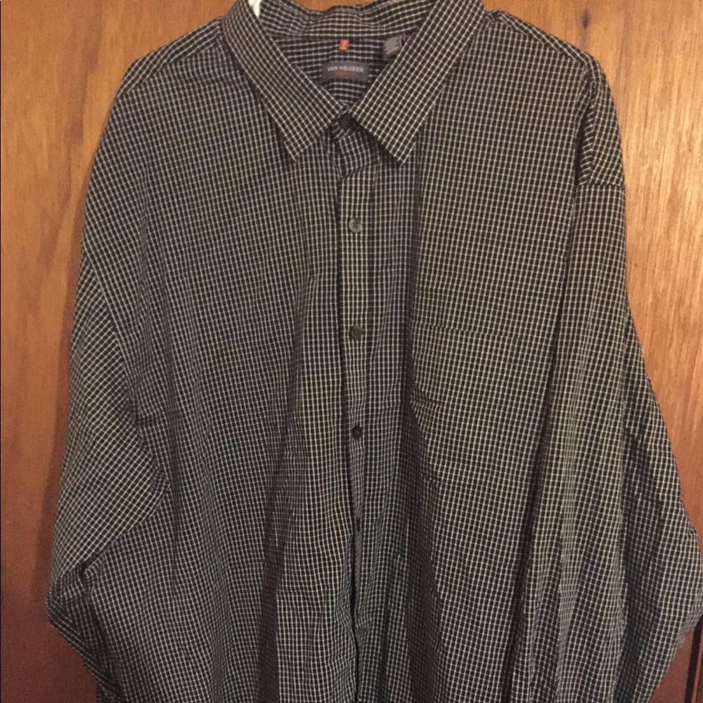 Men’s Van Heusen long sleeve dress shirt.